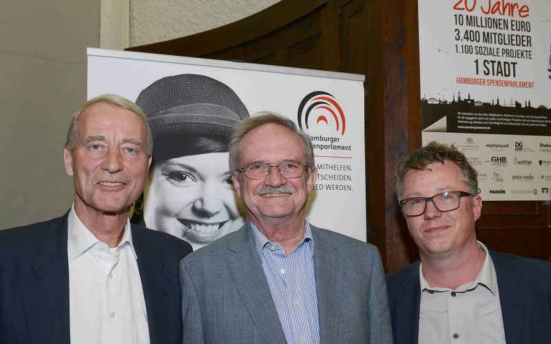 Klaus Kesting (li) und Tobias Fritze (re) mit Gert Upadek vom Hamburger Spendenparlament